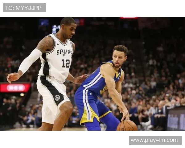 库里再展神勇远投绝技震撼全场证明自己依旧无敌 库里再展神勇远投绝技震撼全场证明自己依旧无敌