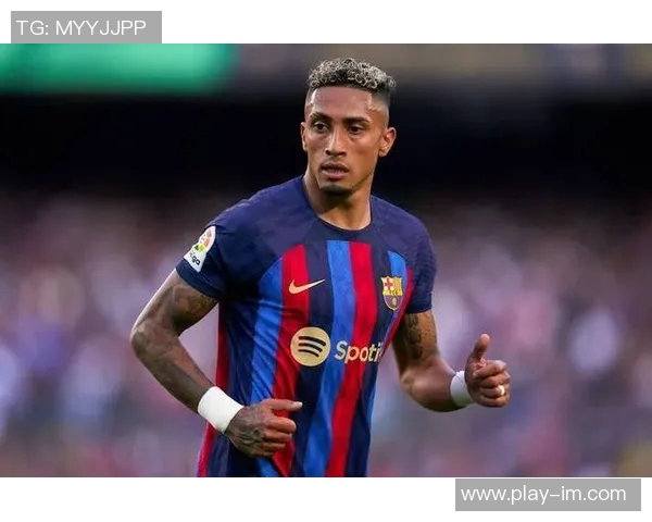 拉菲尼亚赛后感动跪地与弗里克深情相拥庆祝夺冠荣耀