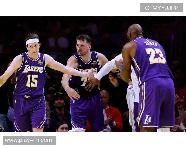 湖人缺少詹姆斯状态低迷半场落后马刺5分东契奇表现出色贡献22分